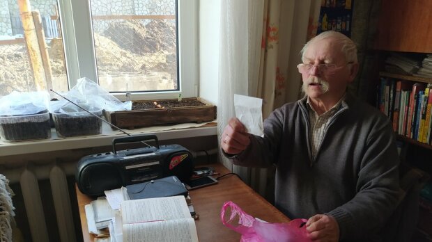 Тернопольский пенсионер выкатил свои помидоры в центр города: "Взошло, как лес"