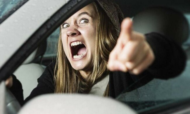 Образив чоловік? Істеричка сіла за кермо і почала мститися всім навколо