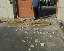 Потужний вибух у Киргизстані: смертник протаранив посольство, є постраждалі (відео)