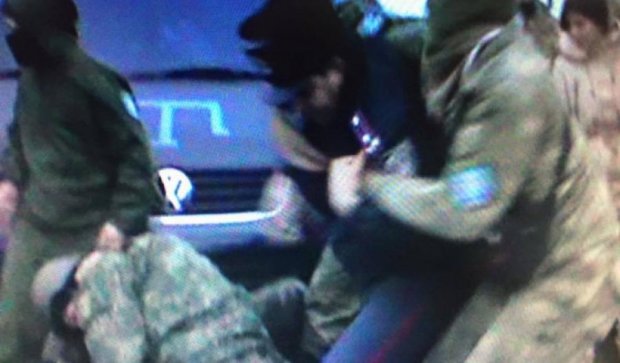Учасники блокади Криму поранили ножем поліцейського (фото)