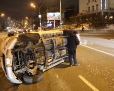 Центр Києва паралізувало: життя зупинилося, автомобіль палає, немов смолоскип