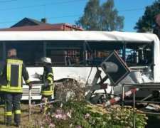 Поїзд протаранив пасажирський автобус у Німеччині (ФОТО)