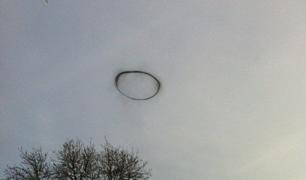 На британском небе появилось странное черное кольцо (видео)
