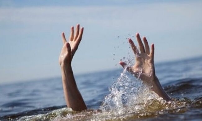 В Сімферополі “втопили” іномарку (фото)