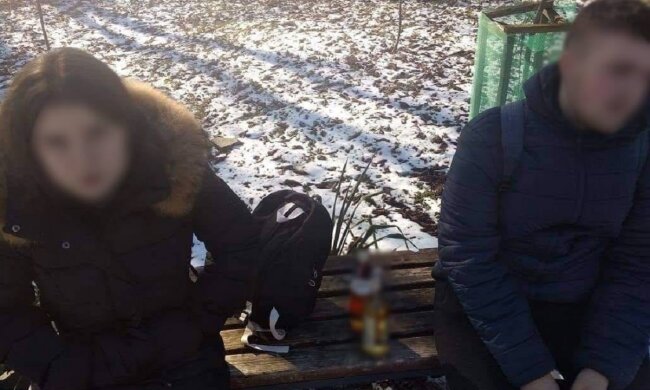 Девушка распивала алкоголь с подростком: Facebook Ювенальная превенция Прикарпатья