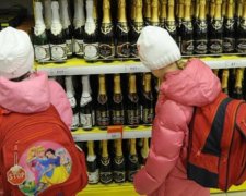 Более 20 предпринимателей лишились лицензий из-за продажи алкоголя и сигарет детям