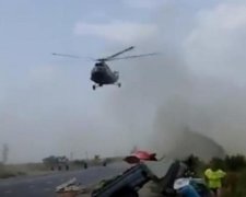 Вертолет совершил феерическую посадку на трассу в Запорожье (ВИДЕО)