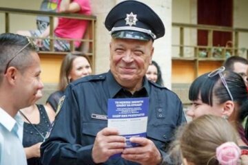 Москаль вдягнув нову поліцейську форму і відкрив набір патрульних
