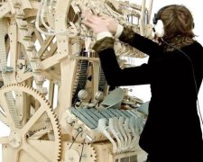 Гігантська музична шкатулка грає за допомогою металевих кульок