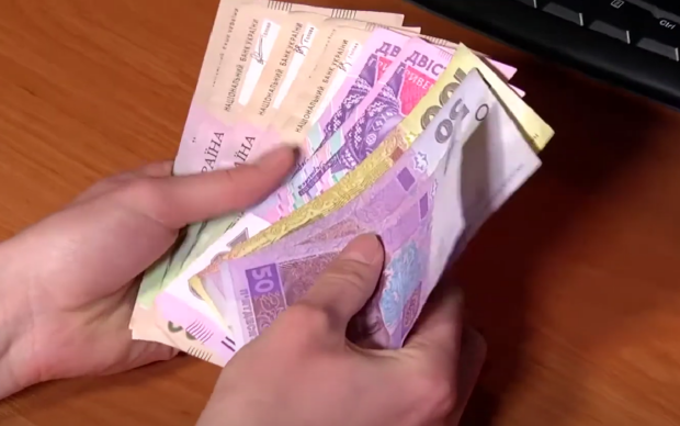 Деньги и дрова на зиму: некоторые украинцы получат сразу два вида помощи