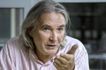 Відомий письменник пояснив, чому залишився в Росії