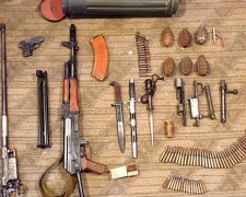 В Угледаре у пенсионера изъяли арсенал оружия (фото)