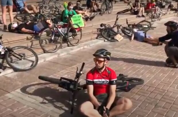 велосипедисты, скриншот из видео