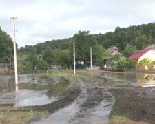 Велика вода відрізала місто під Тернополем від цивілізації - без доріг і надії