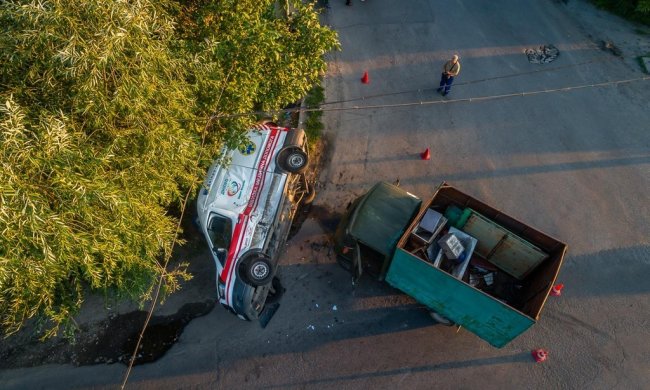 Швидка перетворилася на купу металу, є жертви: Дніпро приголомшила жахлива аварія