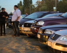 Стало известно, как поступят с нерастаможенными авто