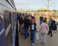 Задержки поездов из Днепра: пассажиры на вокзале