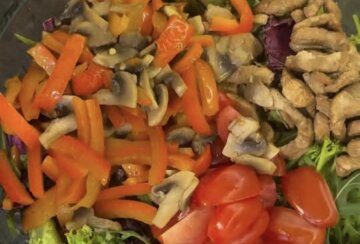 Теплый салат с курицей и овощами: быстро, вкусно и полезно для фигуры, рецепт