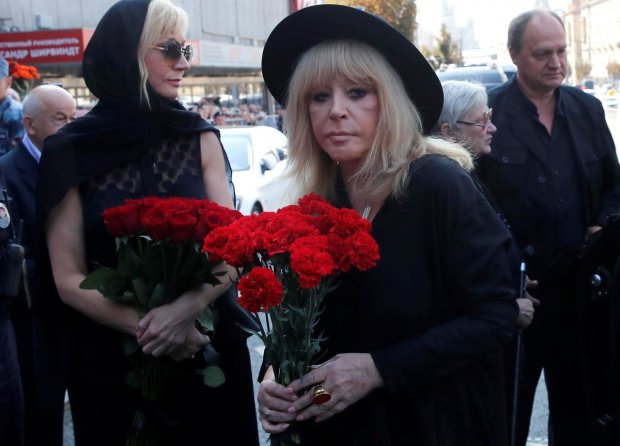 Прощання з Кобзоном: Пугачова шокувала поведінкою на кладовищі