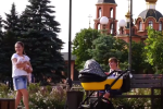 Українці з дітьми. Фото: скрін youtube