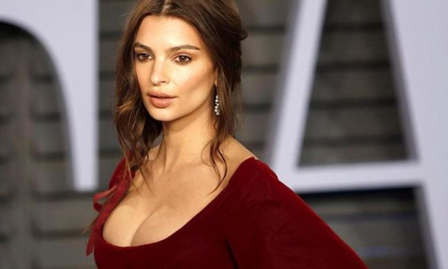 Мокрая и горячая Ратаковски прикрылась только пеной: фото 18+