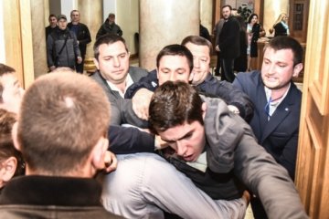 Драка активиста и охранников в Одесской мэрии попала на видео