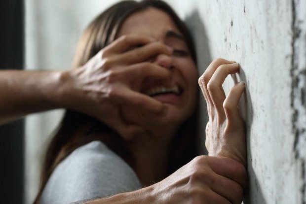 Под Харьковом жестоко изнасиловали молодую девушку: друзья стояли "на шухере"