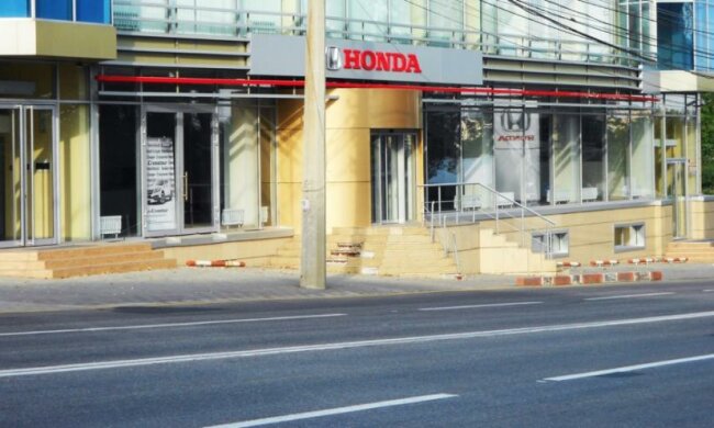 Как выглядят заброшенные автосалоны Донбасса