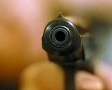 Зловмисник прострелив чоловікові живіт у центрі Маріуполя