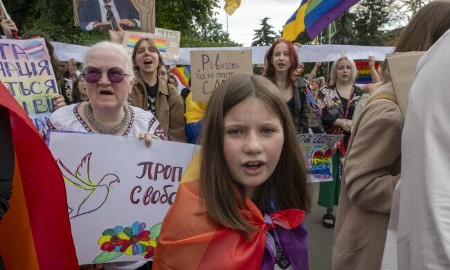 Участники марша "ХарьковПрайд" в центре Харькова 12 сентября