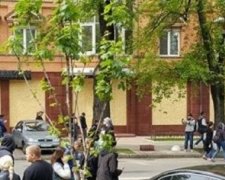 "Сбербанк Росії" забив вікна від пікетників