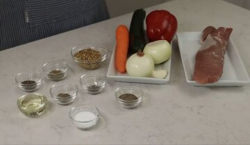 Свиняча вирізка з овочами: фото скрін Ютуб