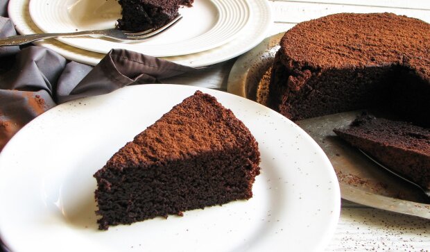 Повітряний шоколадний пиріг усього за 20 хвилин: все змішав і в духовку