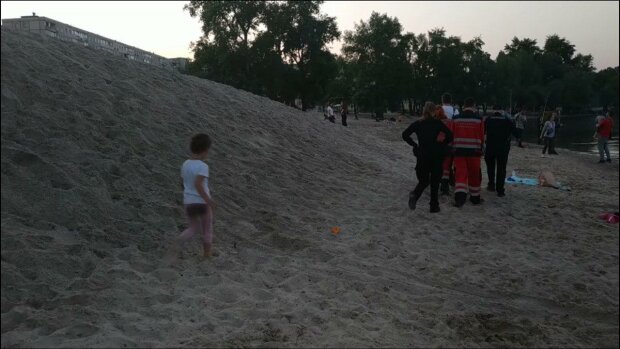 В Киеве гора песка чуть не стала "могилой" для ребенка, — посиневшую кроху чудом спасли