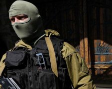 Символіка, жетон і списки: прикордонники зловили даму з цікавим багажем