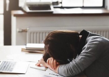 Людина, яка втомилась від роботи. Фото: shutterstock