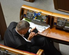 Екс-регіонали та радикали у перших рядах: депутати поспішають придбати iPhone X