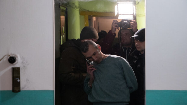 В Киеве мужчина решил покончить с собой руками полицейского: написал предсмертую записку и приставил пистолет к голове копа