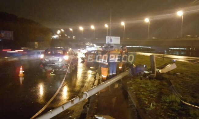 ДТП в Киеве: легковушка самоуничтожилась об электроопору