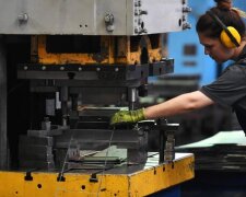 Жінка на заводі. Фото: скрін Youtube