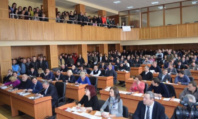 Депутатів місцевих рад скоротять на третину