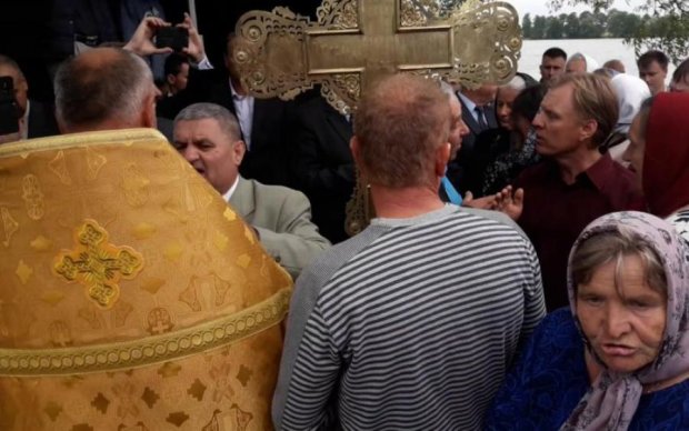 Волинські попи схрестили скрєпи з місцевими баптистами: відео
