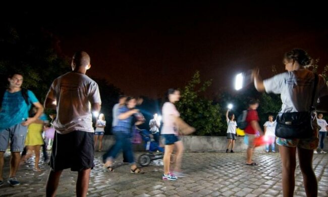 Замість реклами: одеситам показали фільм для дорослих посеред вулиці