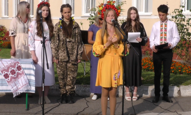 1 вересня, Перший дзвінок, День Знань, школярі, кадр з відео