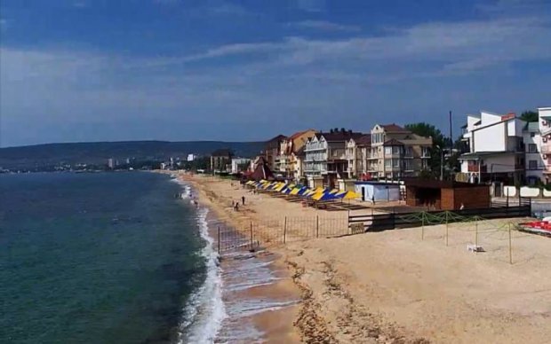 Туристов все равно нет: оккупант залил крымский пляж бетоном
