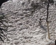 Австралийского фотографа смыла пенная волна во время шторма