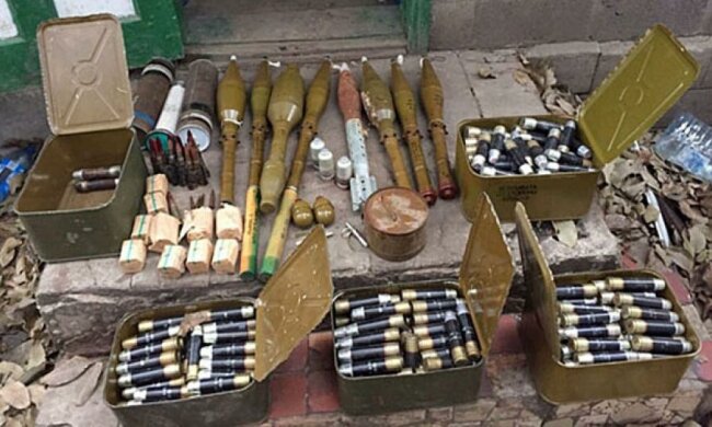 Арсенал боєприпасів знайшли у приватному будинку в Мар’їнці (фото)