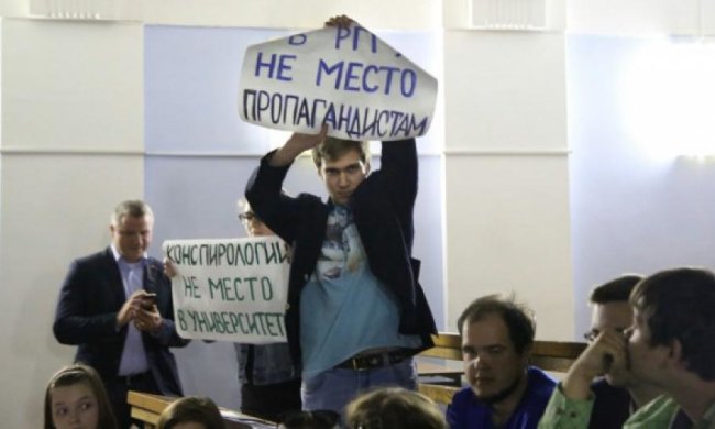Московські студенти зустріли ідеолога Антимайдану криками «Ганьба!» 