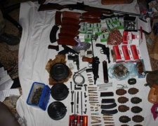 У Миколаєві затримали групу торгівців зброєю (відео)