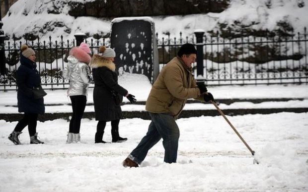 Коллапс на прощанье: украинский город чуть не захлебнулся от снега